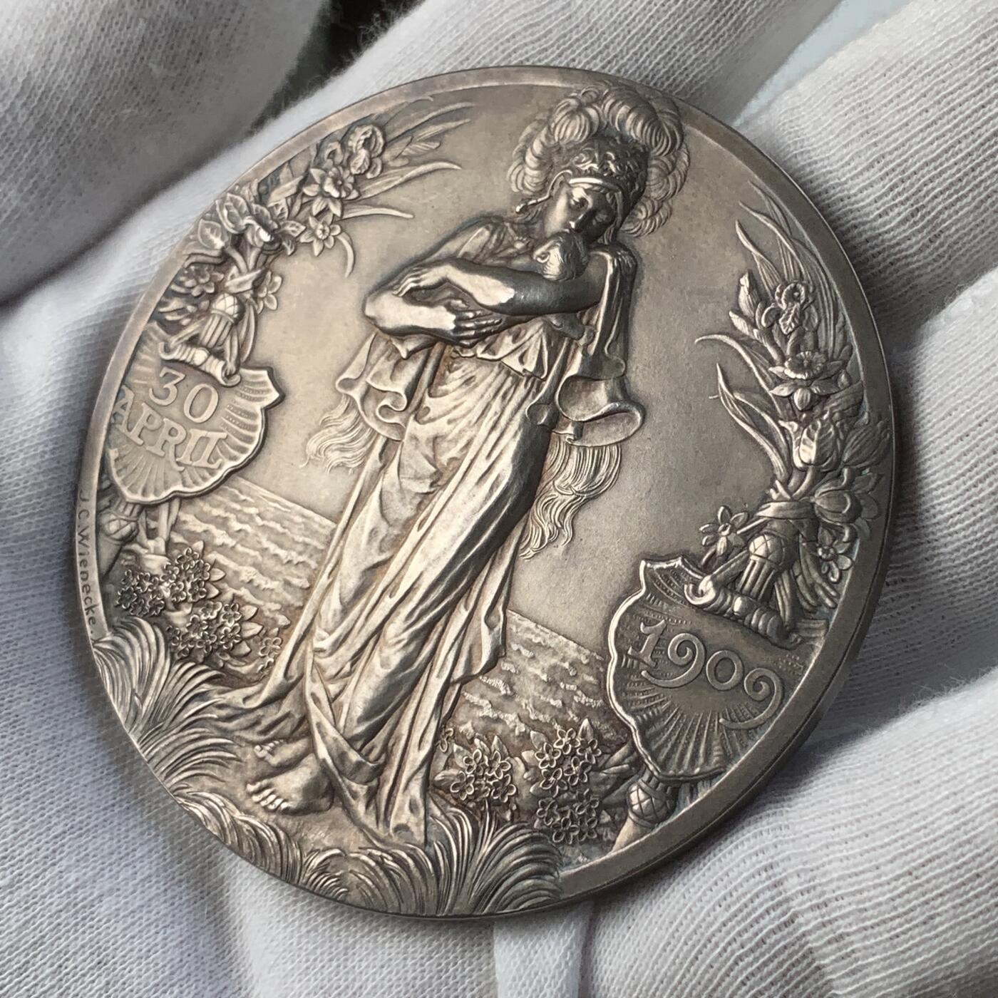 掌中浮雕-藏着的欧洲第036场 1909年荷兰朱莉安娜公主出生银章， 65mm ，111g，J.C.Wienecke雕刻.，原盒。背面人物是荷兰女王威廉明娜和丈夫海因里希