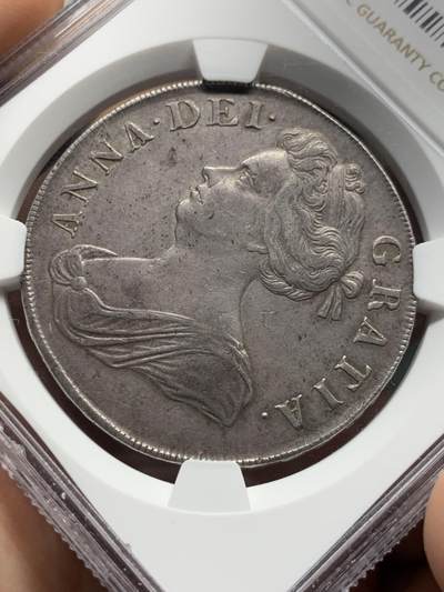 《竞宝斋》第420场 周日，周一，周二  3场连拍 （全场包邮） NGC AU53 英国1707安妮女王克朗银币，联合王国成立前关门克朗，背面为盾徽羽毛和玫瑰，安妮克朗外拍涨势迅猛。