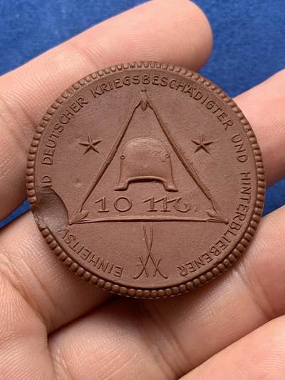 《竞宝斋》第420场 周日，周一，周二  3场连拍 （全场包邮） 三枚一组 德国陶瓷币章 歌德高浮雕+迈森滑雪+德紧10马克 细节见图