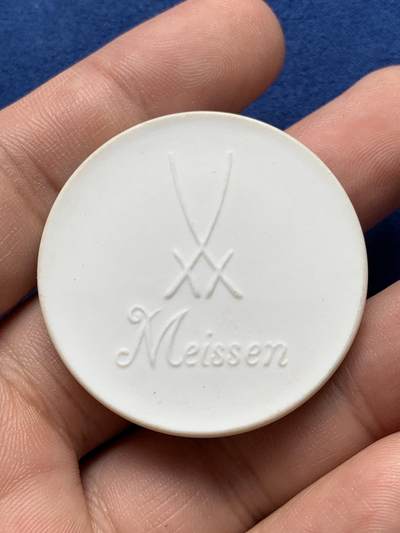 《竞宝斋》第420场 周日，周一，周二  3场连拍 （全场包邮） 三枚一组 德国陶瓷币章 歌德高浮雕+迈森滑雪+德紧10马克 细节见图