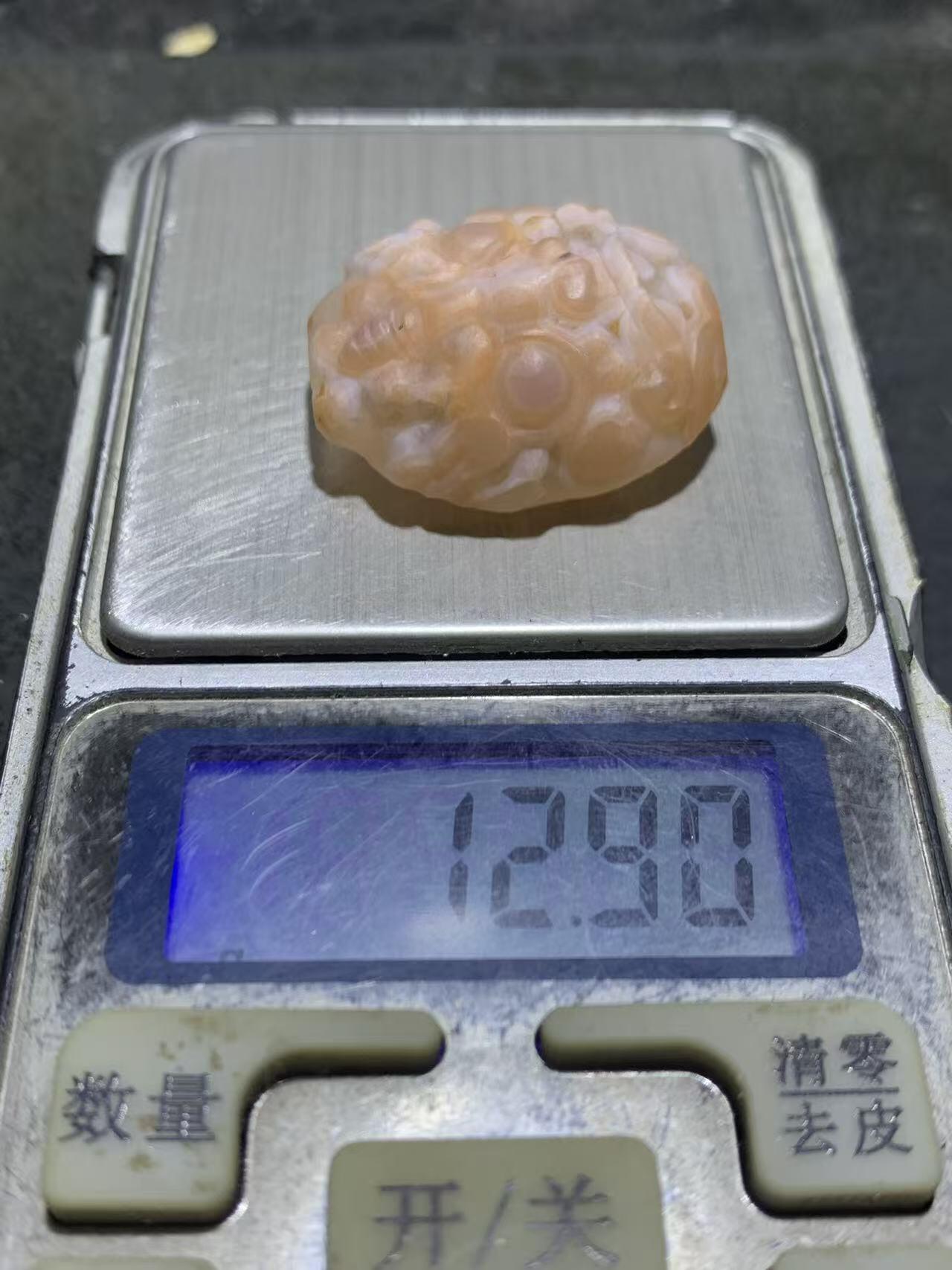 精美亚光冰飘糖心料战国红玛瑙手工俏色巧雕复古瑞兽吊坠一个，