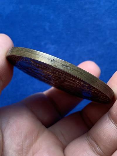 《竞宝斋》第420场 周日，周一，周二  3场连拍 （全场包邮） 巴黎展翼的荣耀女神纪念铜章 85.8克 56.8mm 三角铜标