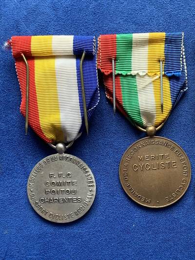 《竞宝斋》第420场 周日，周一，周二  3场连拍 （全场包邮） 四枚一组 环法自行车赛纪念章 总重约77.65克