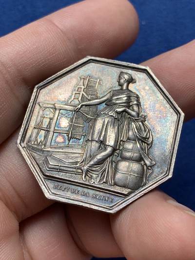 《竞宝斋》第420场 周日，周一，周二  3场连拍 （全场包邮） 法国纺织联合协会八角银章，35.6MM，18.2克，蜜蜂边铭，五彩包浆。