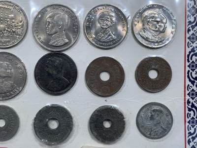 《竞宝斋》第420场 周日，周一，周二  3场连拍 （全场包邮） 册装泰国硬币，25枚，含有稀少的拉玛五世时期2阿特铜币。这一枚就百八十块了。还有多枚早期各种材质各种面值的硬币，七十到九十年代好品，早中晚期都有涵盖，不管是自己收藏还是拿来送人都非常合适。细节见图。