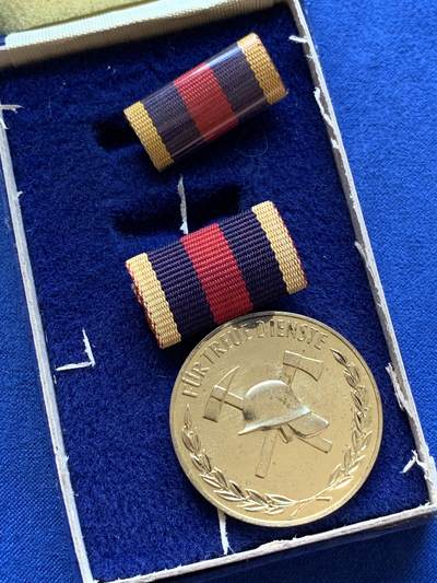 《竞宝斋》第420场 周日，周一，周二  3场连拍 （全场包邮） 东德金级矿工忠诚服务奖章，带略章和原盒，总重约17.3克。