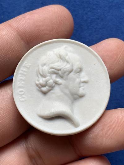 《竞宝斋》第420场 周日，周一，周二  3场连拍 （全场包邮） 三枚一组 德国陶瓷币章 歌德高浮雕+迈森滑雪+德紧10马克 细节见图