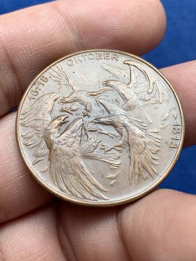 《竞宝斋》第420场 周日，周一，周二  3场连拍 （全场包邮） 德国1913年莱比锡大会战纪念铜章 直径33mm 16.65克 正面三鹰战一鹰象征反法联盟的胜利，背面莱比锡建功碑。细节见图。