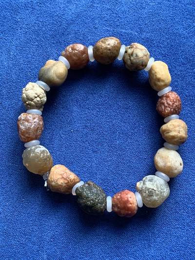 《竞宝斋》第420场 周日，周一，周二  3场连拍 （全场包邮） 三串一组 石质手串 小串珠子大小10mm左右，大串大小20MM左右，品种自辨。