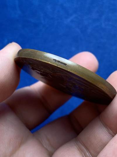 《竞宝斋》第420场 周日，周一，周二  3场连拍 （全场包邮） 奥奈苏布瓦帕克学校纪念铜章 67.3克 49.3mm 丰饶角铜标