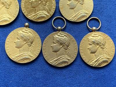 《竞宝斋》第420场 周日，周一，周二  3场连拍 （全场包邮） 六枚一组 法国银镀金功勋章 细节见图 总重约59克 26.6mm