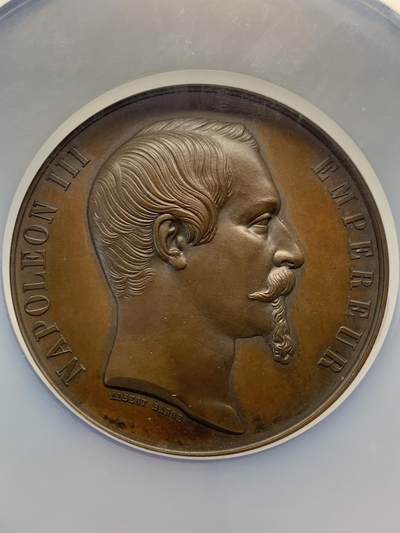 《竞宝斋》第420场 周日，周一，周二  3场连拍 （全场包邮） NGC MS64BN 法国1855年巴黎世博会纪念铜章，20个参与国的徽章与波拿巴家族的鹰徽 手指边铭原铸品 N加大加厚盒装