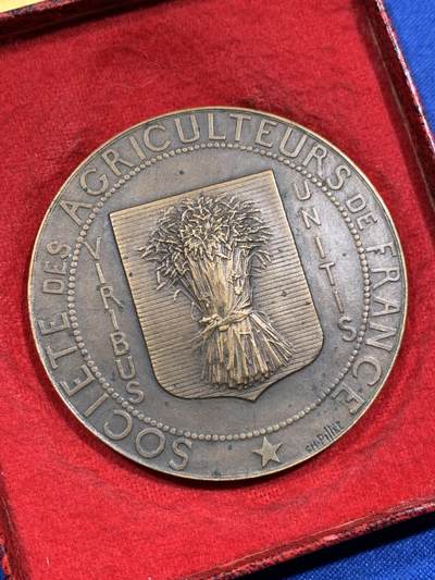 《竞宝斋》第420场 周日，周一，周二  3场连拍 （全场包邮） 法国农业协会大铜章，带盒，直径：50毫米，重量：61.2克，丰饶角铜标。