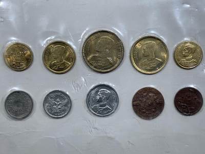 《竞宝斋》第420场 周日，周一，周二  3场连拍 （全场包邮） 册装泰国硬币，25枚，含有稀少的拉玛五世时期2阿特铜币。这一枚就百八十块了。还有多枚早期各种材质各种面值的硬币，七十到九十年代好品，早中晚期都有涵盖，不管是自己收藏还是拿来送人都非常合适。细节见图。