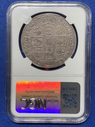 《竞宝斋》第420场 周日，周一，周二  3场连拍 （全场包邮） NGC AU53 英国1707安妮女王克朗银币，联合王国成立前关门克朗，背面为盾徽羽毛和玫瑰，安妮克朗外拍涨势迅猛。