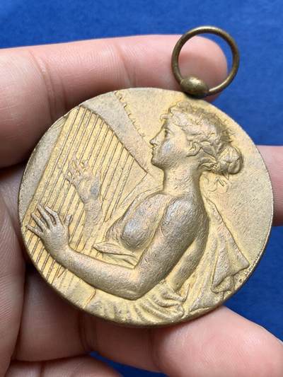 《竞宝斋》第420场 周日，周一，周二  3场连拍 （全场包邮） 法国音乐节铜章 50.3克 49.5mm 三角边铭