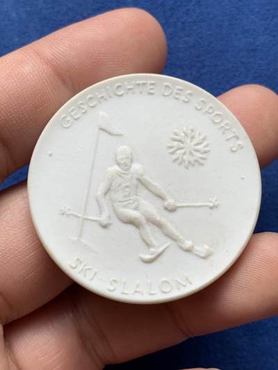 《竞宝斋》第420场 周日，周一，周二  3场连拍 （全场包邮） 三枚一组 德国陶瓷币章 歌德高浮雕+迈森滑雪+德紧10马克 细节见图