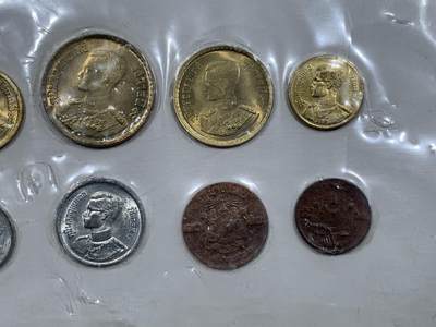 《竞宝斋》第420场 周日，周一，周二  3场连拍 （全场包邮） 册装泰国硬币，25枚，含有稀少的拉玛五世时期2阿特铜币。这一枚就百八十块了。还有多枚早期各种材质各种面值的硬币，七十到九十年代好品，早中晚期都有涵盖，不管是自己收藏还是拿来送人都非常合适。细节见图。