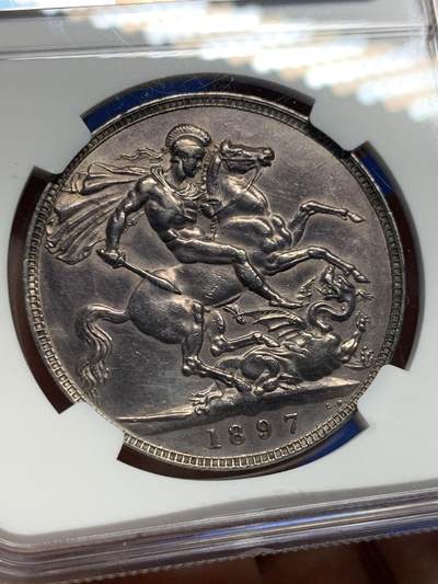 《竞宝斋》第420场 周日，周一，周二  3场连拍 （全场包邮） NGC AU 英国1897年维多利亚披纱马剑克朗银币 双面深彩包浆 细节不错