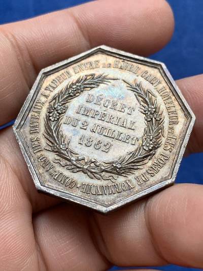 《竞宝斋》第420场 周日，周一，周二  3场连拍 （全场包邮） 法国银质八角代币 巴黎蒸汽船公司在诺曼底港口的通行证 正面是勒阿弗尔和翁夫勒的徽章 1882年使用 25.15克 37.7mm 蜜蜂银标 细节见图