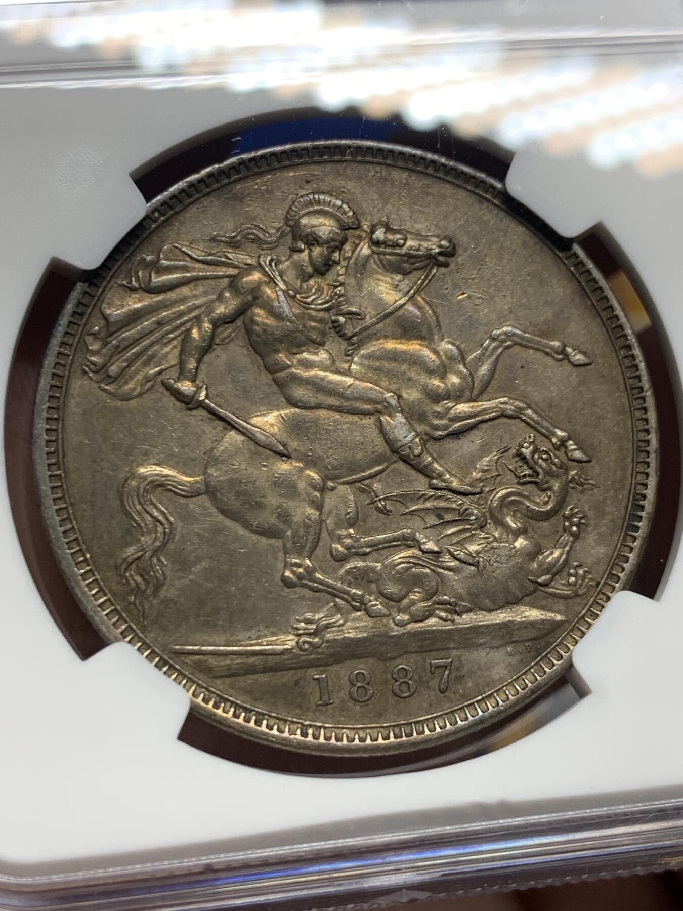 《竞宝斋》第421场 周日，周一，周二  3场连拍 （全场包邮） NGC AU55 英国1887年维多利亚高冠马剑克朗银币 包浆厚重 味道好