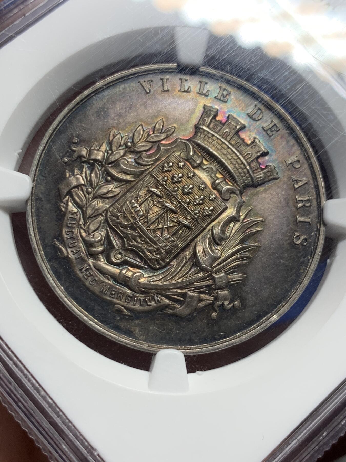《竞宝斋》第421场 周日，周一，周二  3场连拍 （全场包邮） NGC MS62 法国 1892年 银章 巴黎学校毕业纪念章，为第十区学校基金会颁发，正面为巴黎市徽，五彩斑斓，状态极佳。