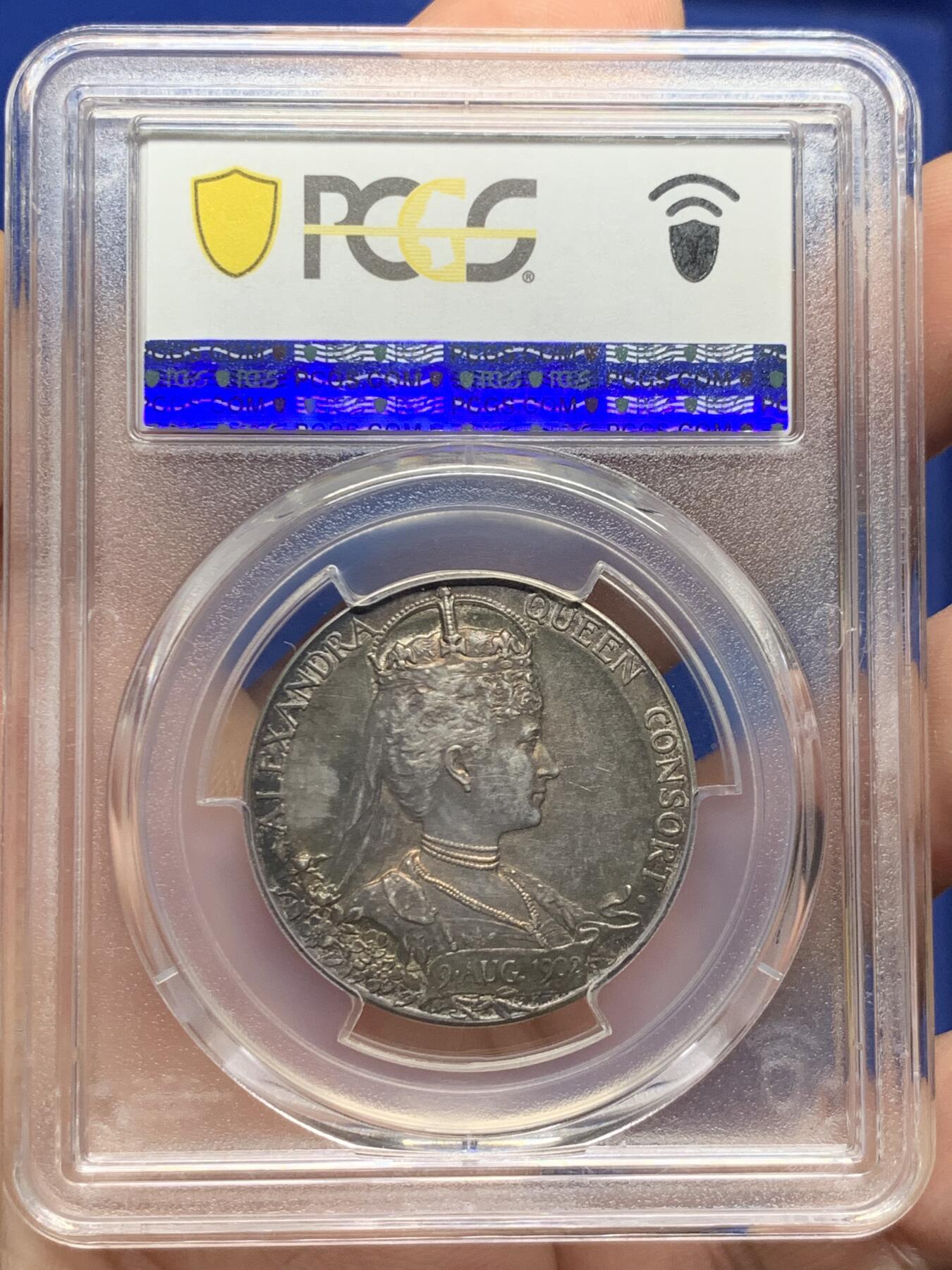 《竞宝斋》第421场 周日，周一，周二  3场连拍 （全场包邮） PCGS SP63 英国 1902年 爱德华七世登基纪念 银章 双面醇厚五彩包浆，底板状态优秀。