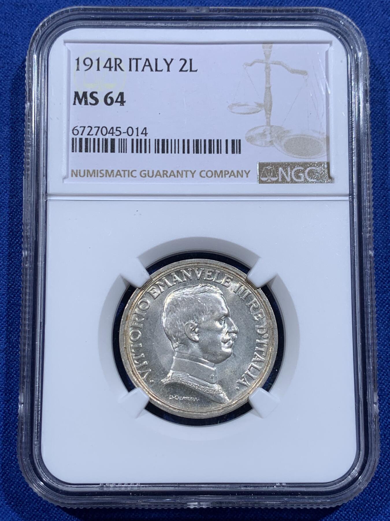 《竞宝斋》第421场 周日，周一，周二  3场连拍 （全场包邮） NGC MS64 意大利1914年女神马车2里拉银币，首年份。车轮光，顶级收藏品质。意系古典风格的代表作，大马车5里拉的价格早已高不可攀，同款图案的2Lira性价比超高。