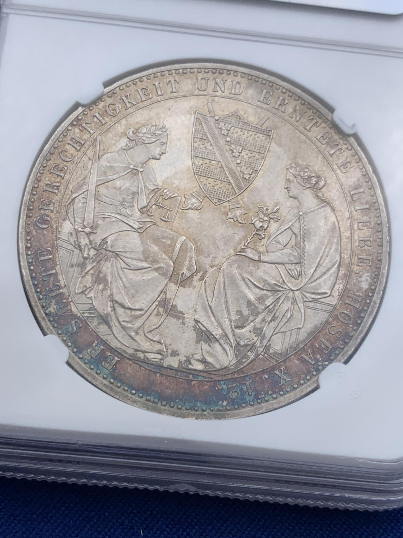 《竞宝斋》第421场 周日，周一，周二  3场连拍 （全场包邮） NGC MS62 德国1854年萨克森奥古斯特逝世双神纪念2泰勒 实物上手很漂亮 双面玫瑰金彩 发行量6140枚 值得收藏