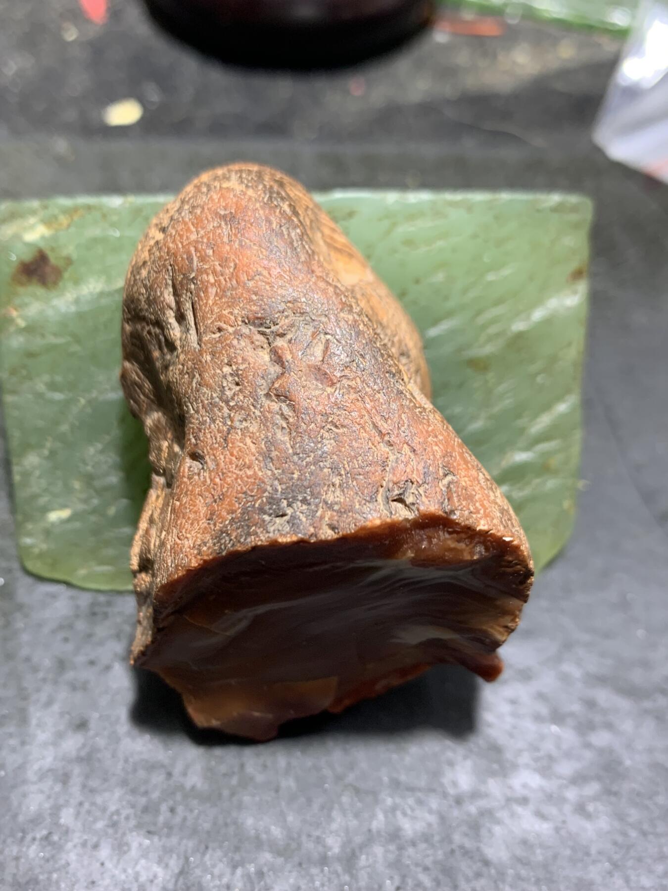 精美红皮大开窗柿子红飘白南红玛瑙原石一颗，