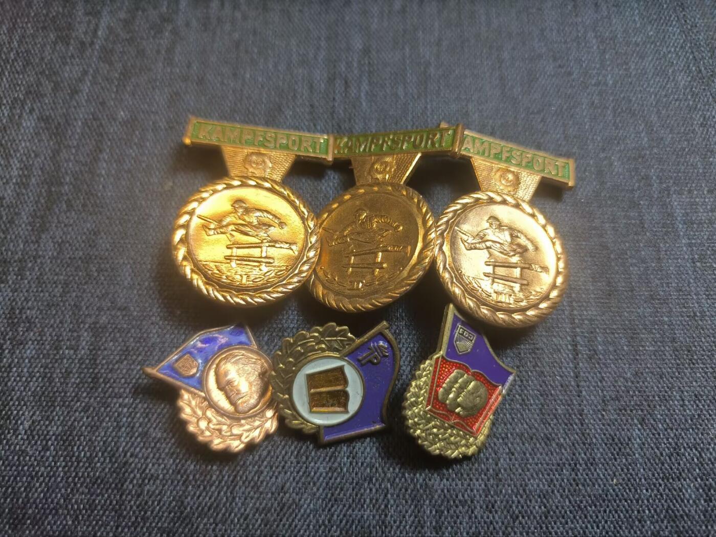 罗岚⭐爱藏⭐精品国庆假期专拍-分享拍场赚佣金 民主德国勋赏一组-内务部人民警察体能章全套 青年联盟良好知识证章