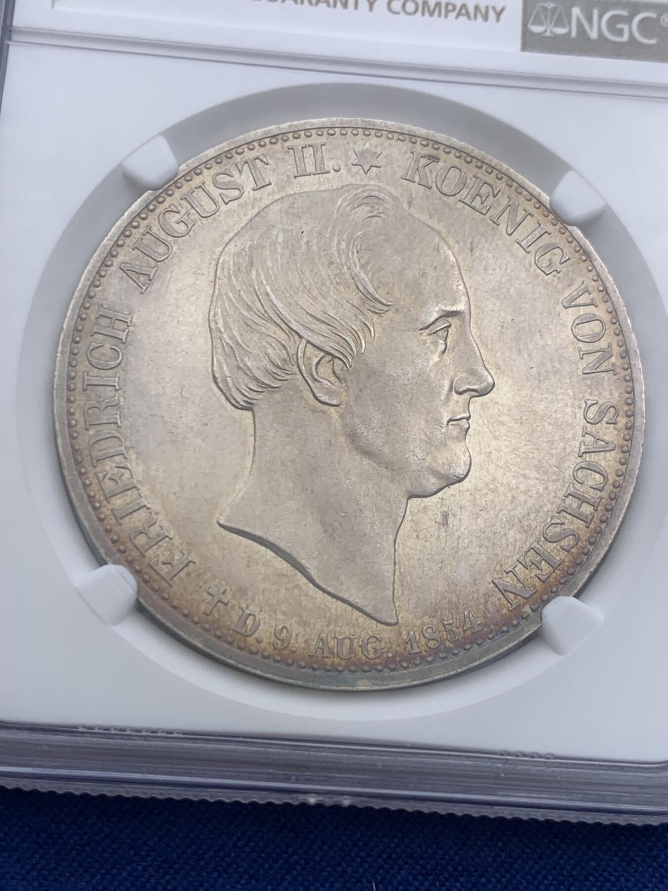 《竞宝斋》第421场 周日，周一，周二  3场连拍 （全场包邮） NGC MS62 德国1854年萨克森奥古斯特逝世双神纪念2泰勒 实物上手很漂亮 双面玫瑰金彩 发行量6140枚 值得收藏