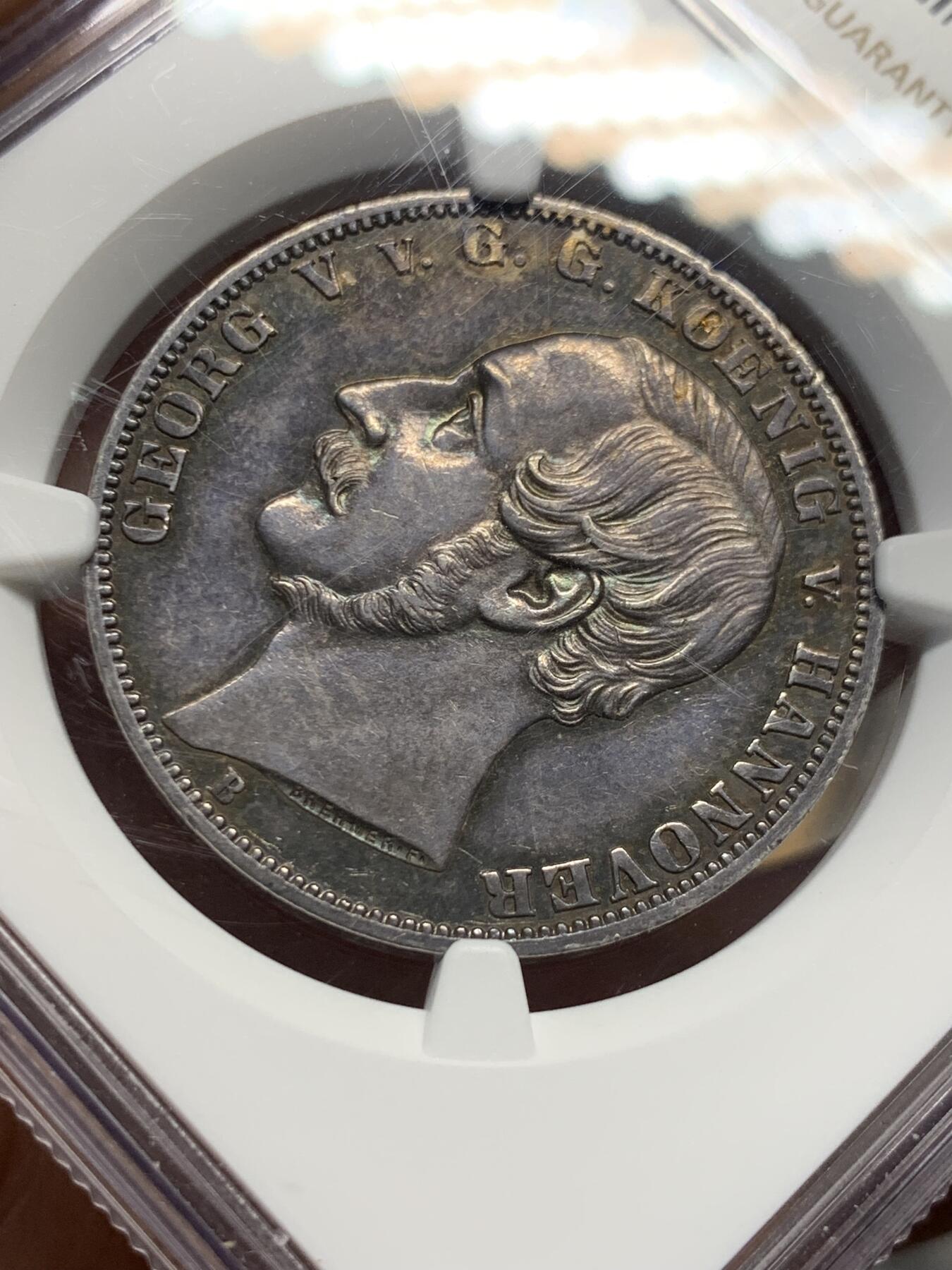 《竞宝斋》第421场 周日，周一，周二  3场连拍 （全场包邮） NGC MS62 德国 1865年 汉诺威 名誉品 橡树泰勒 细节状态好 原味带彩包浆 值得收藏