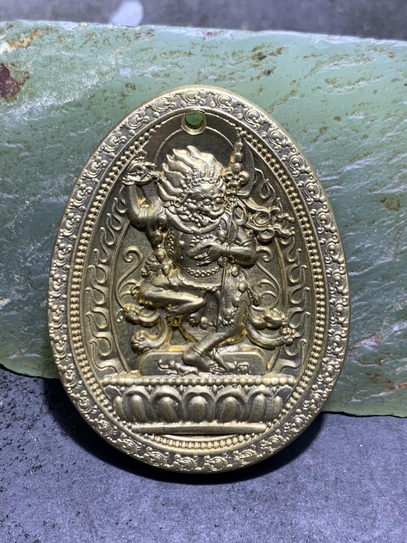 精美黄铜狮面空行母护身牌一个，