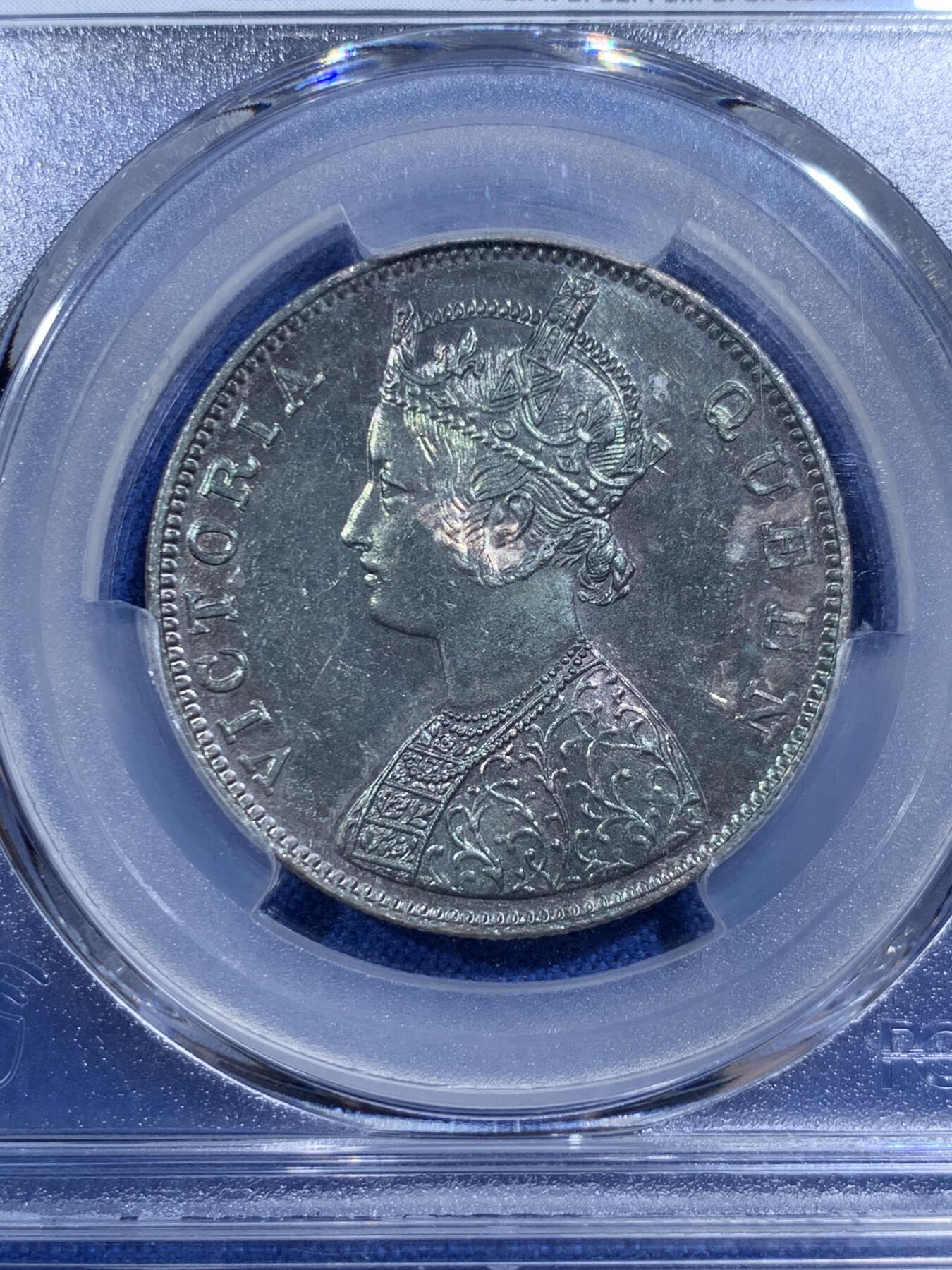 《竞宝斋》第421场 周日，周一，周二  3场连拍 （全场包邮） PCGS MS62 英属印度1862年维多利亚1卢比银币，深绿彩老包浆，味道币味道足，比普通的白币有更好的感官体验。
