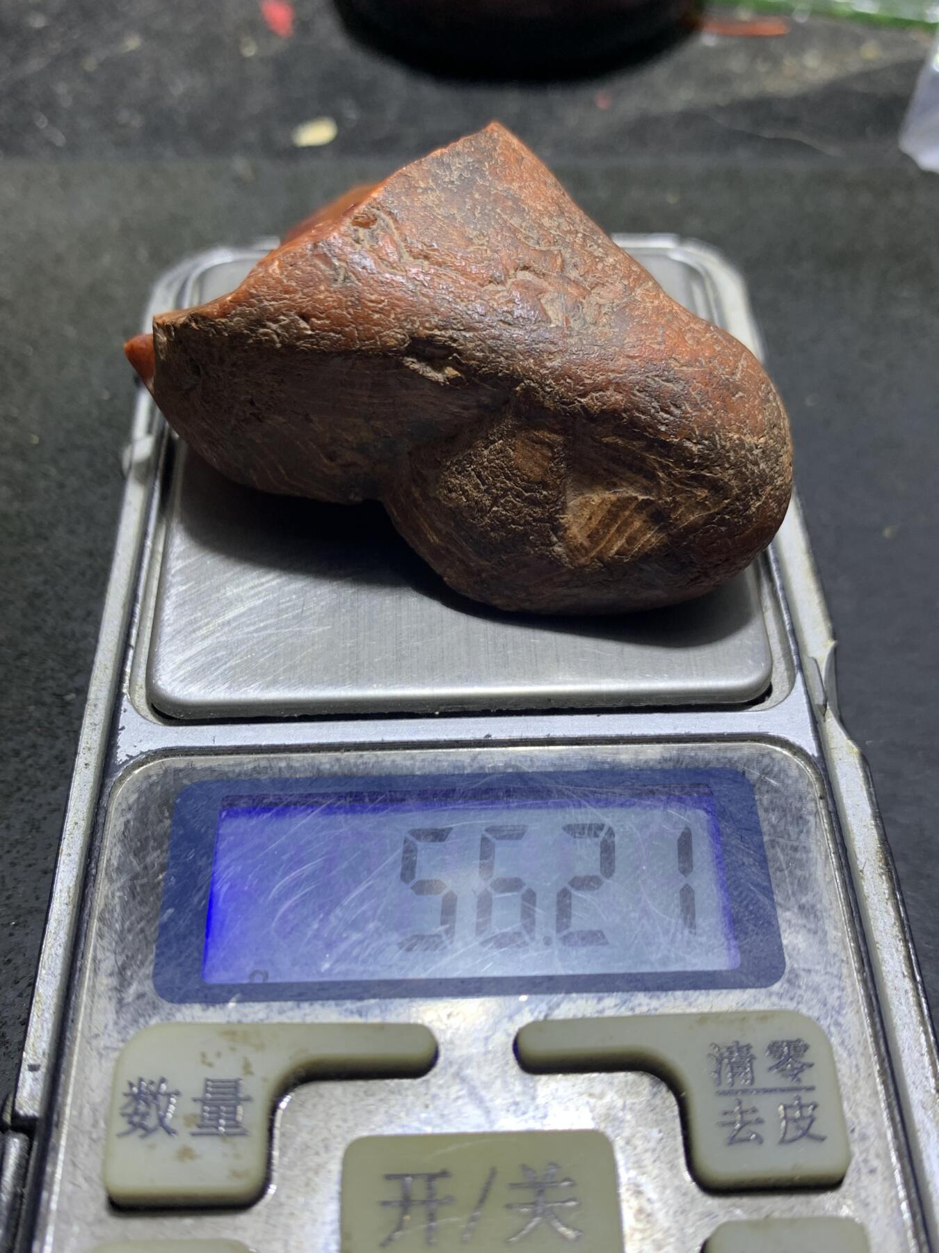 精美红皮大开窗柿子红飘白南红玛瑙原石一颗，