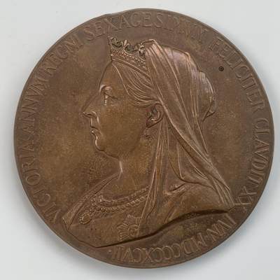 掌中浮雕-藏着的欧洲第036场 - 1897年英国维多利亚女王登基60周年纪念铜章，55mm，原盒，边有磕碰