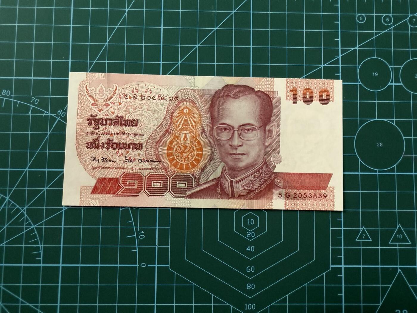 【炜奕收藏】，第四十五期 1994年泰国100铢，UNC品相，号码无47
