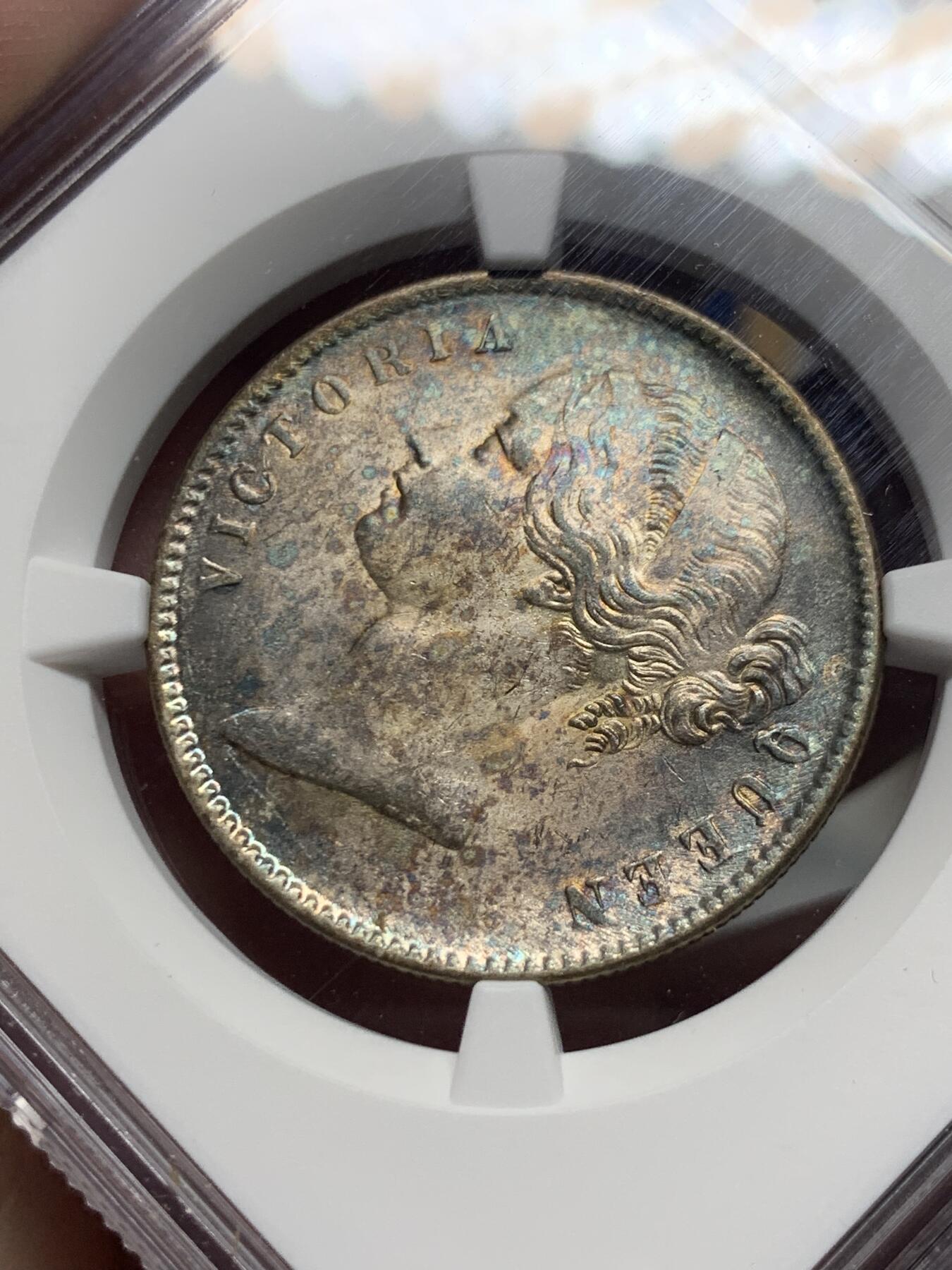 《竞宝斋》第421场 周日，周一，周二  3场连拍 （全场包邮） NGC MS63 英属印度 1840年 维多利亚女王 1卢比银币，经典小维头像，双面老彩。N盒63分大多为白币，包浆币上分很有难度。