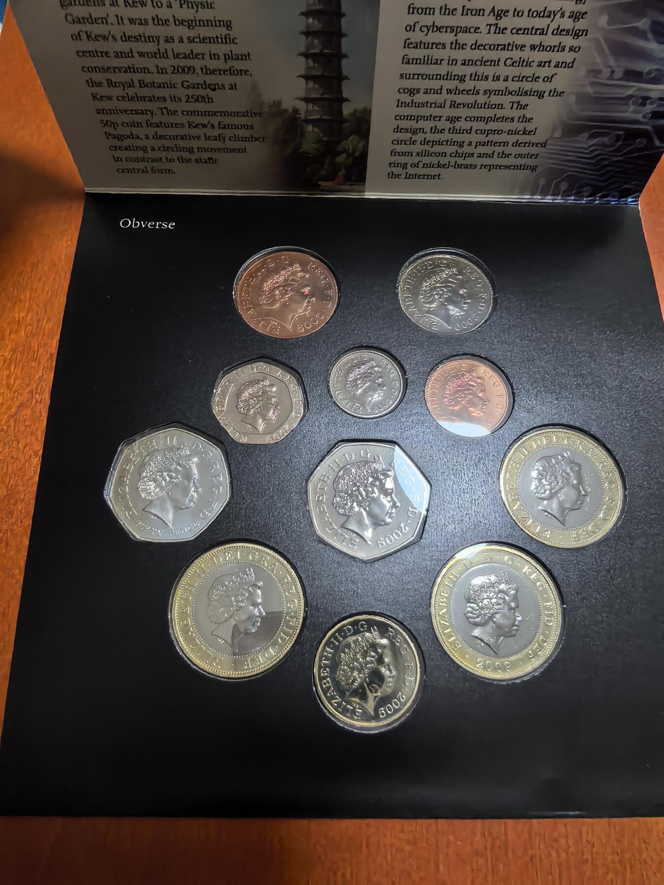 长老汇蛇年精选第五十一场拍卖 2009英国精制币12枚，盒证全，含大热门邱园50便士，普制币套装市场价大约2900元，这套是精制币