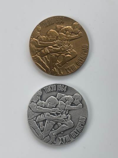 掌中浮雕-藏着的欧洲第036场 - 一组两枚：1964年东京奥运会纪念章，原盒，30mm，铜章15.62g，银章18.61g