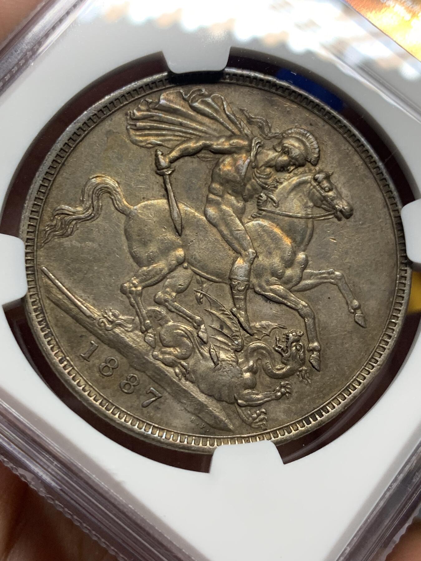 《竞宝斋》第421场 周日，周一，周二  3场连拍 （全场包邮） NGC AU55 英国1887年维多利亚高冠马剑克朗银币 包浆厚重 味道好