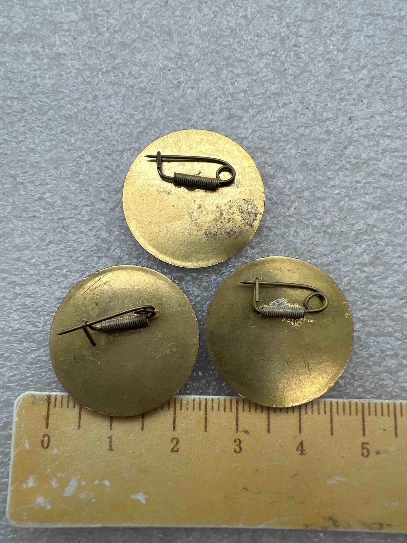 真品像章纪念章、老旧书籍、 真品像章纪念章
