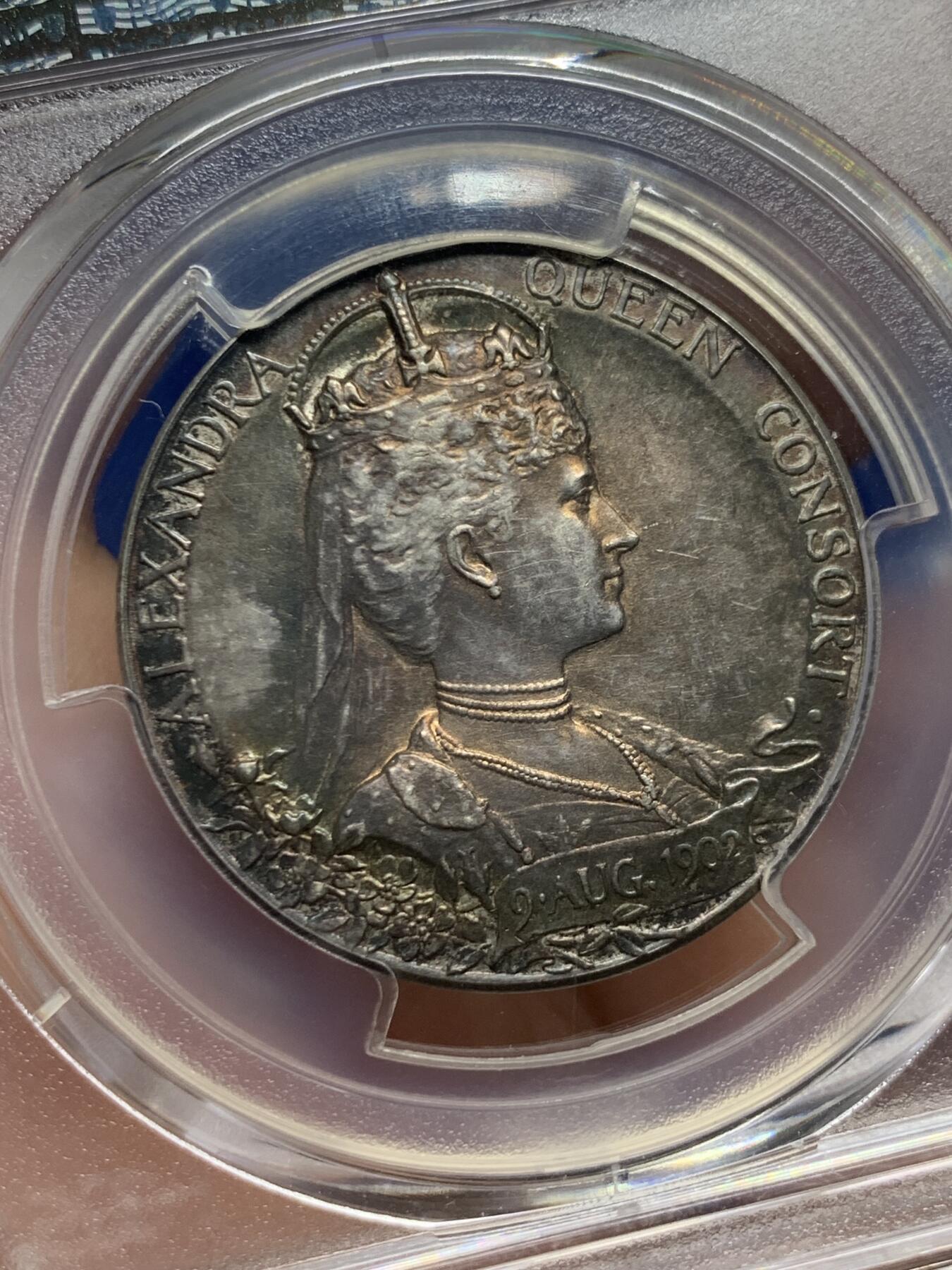《竞宝斋》第421场 周日，周一，周二  3场连拍 （全场包邮） PCGS SP63 英国 1902年 爱德华七世登基纪念 银章 双面醇厚五彩包浆，底板状态优秀。