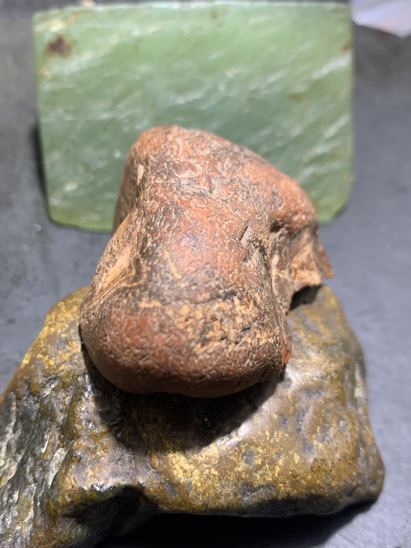精美红皮大开窗柿子红飘白南红玛瑙原石一颗，