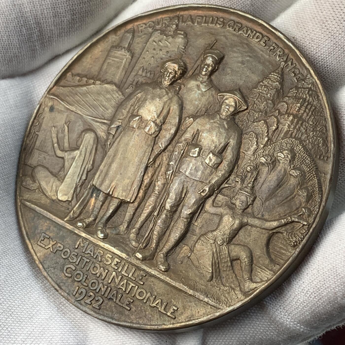 掌中浮雕-藏着的欧洲第036场 1922年法国马赛全球殖民大会实发奖章，67mm，盒子合页松动（如图）