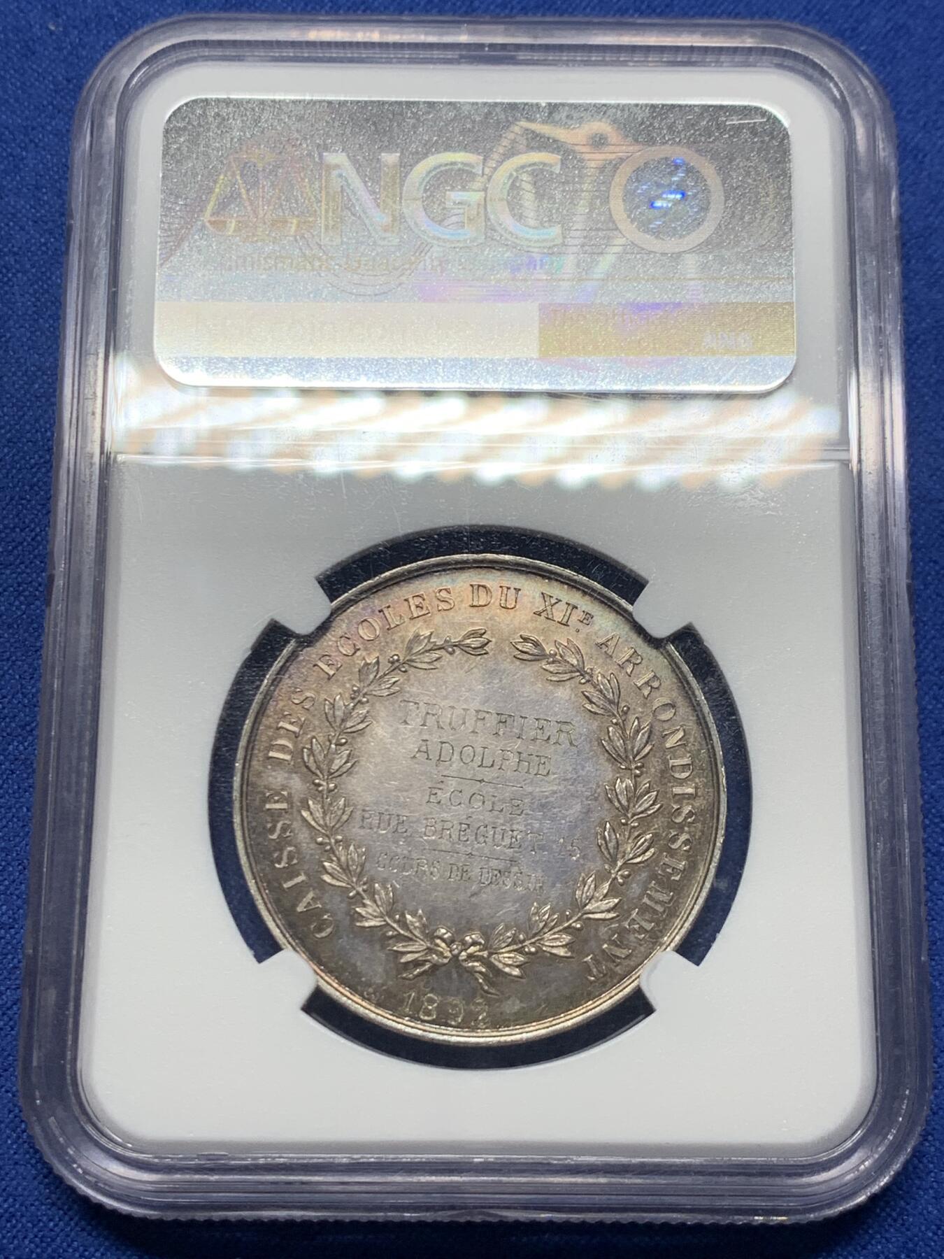 《竞宝斋》第421场 周日，周一，周二  3场连拍 （全场包邮） NGC MS62 法国 1892年 银章 巴黎学校毕业纪念章，为第十区学校基金会颁发，正面为巴黎市徽，五彩斑斓，状态极佳。
