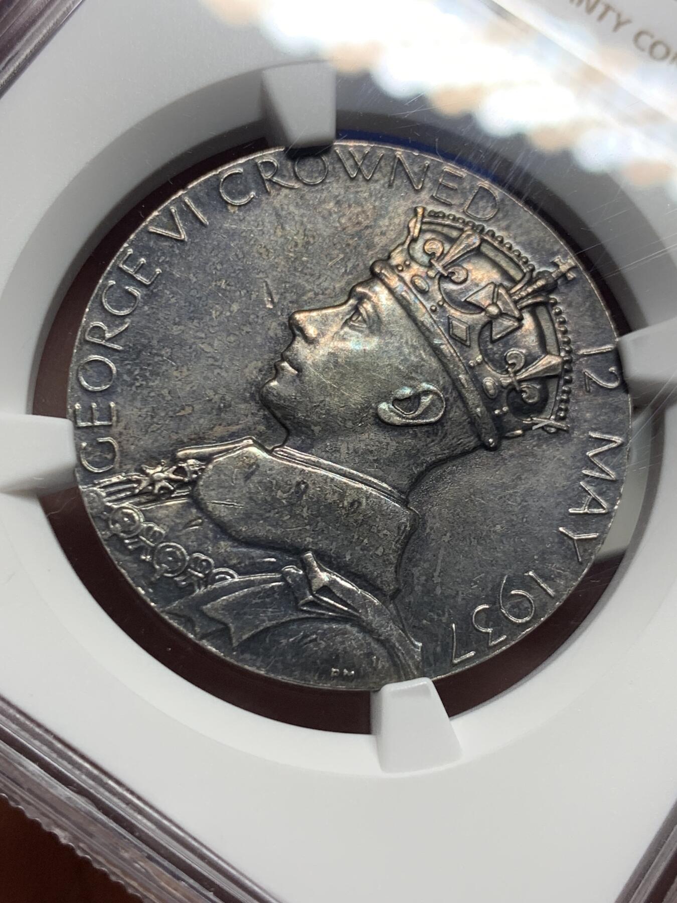 《竞宝斋》第421场 周日，周一，周二  3场连拍 （全场包邮） NGC MS61 英国1937年乔治六世加冕银章，五彩。