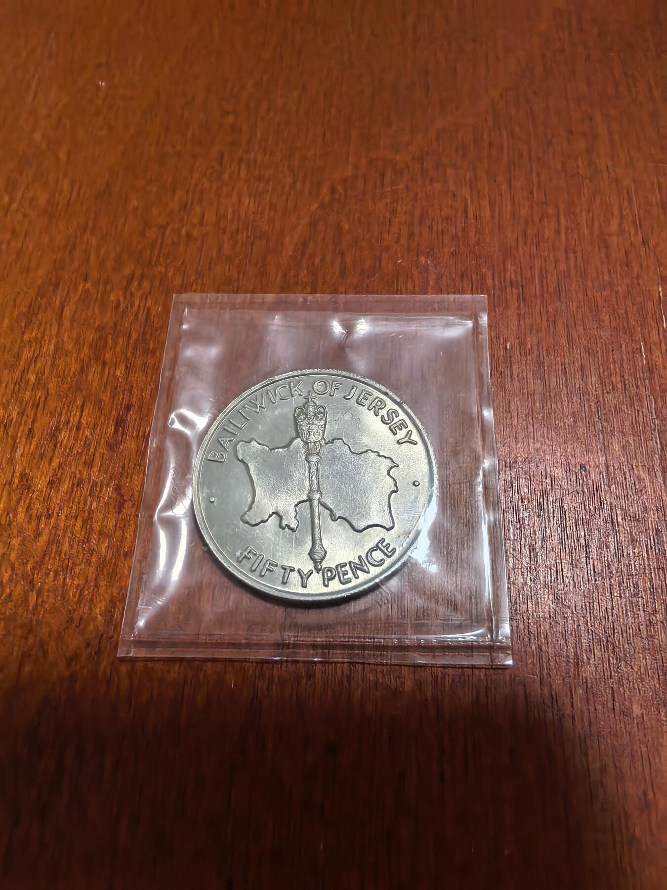 长老汇蛇年精选第五十一场拍卖 1972泽西女王银婚50便士银币，原包纸，与龙虾币一组