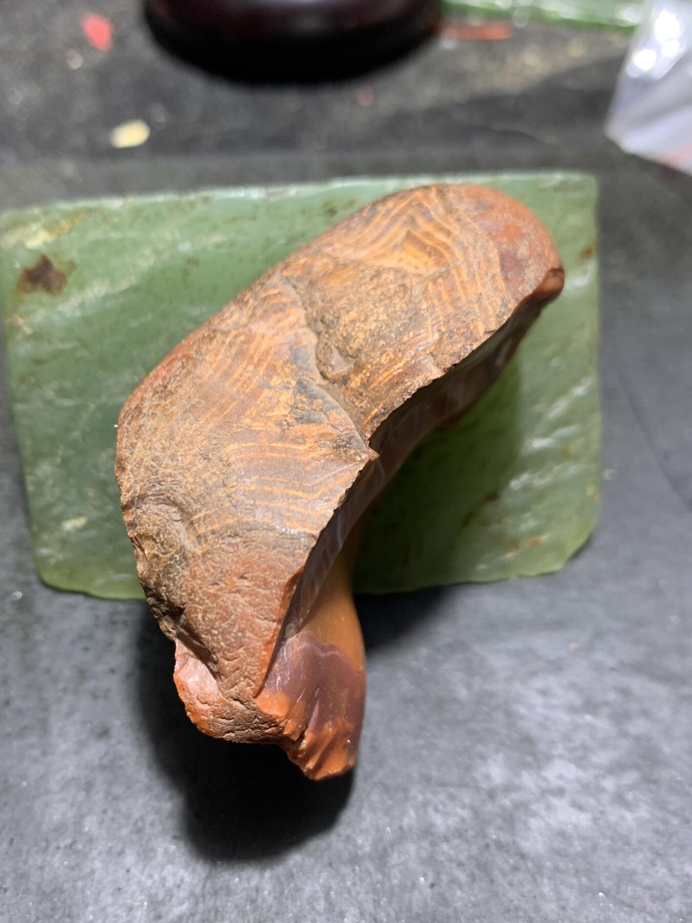 精美红皮大开窗柿子红飘白南红玛瑙原石一颗，